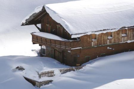 Urige Almhütten beim Winterwandern Urige Almhütten beim Winterwandern