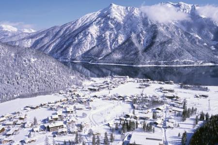 Pertisau am Achensee mit Alpen im Winter
