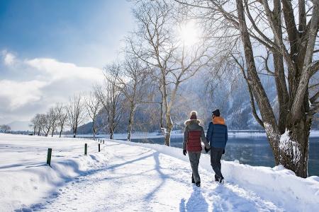 Achensee als Ziel für aktiven Urlaub Landschaft Paar am Achensee im Urlaub