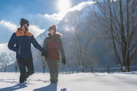 Entspanntes Wandern im Winter am Achensee Spaziergang Winterwandern am Achensee
