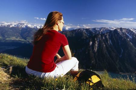 Pause beim Wandern am Achensee - und Bergblick genießen! Wandern am Achensee - Blick auf die Berge