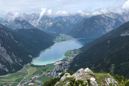 Blick vom Ebner Joch aufs Tiroler Meer - den Achensee in Österreich Blick vom Ebner Joch auf den Achensee in Österreich