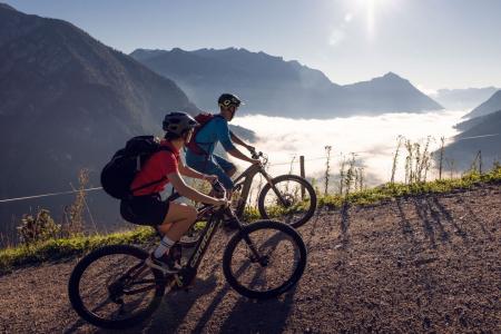 Immer der Sonne entgegen: Biken am Achensee Biker am Achensee