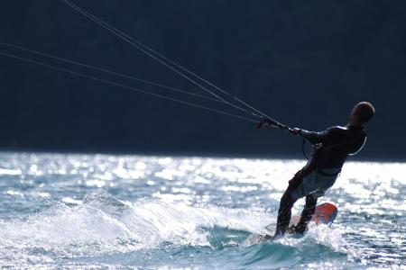 Spannung beim Kitesurfen am Achensee Kitesurfen am Achensee größten See Tirols