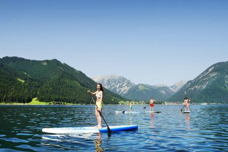Spaß beim Stand up Paddleboarding am Achensee / Tirol Beim Stand up Paddleboarding am Achensee