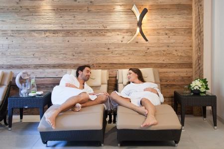 Entspannen im Wellness-Bereich Paar bei Wellness Tirol