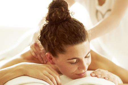 Wellness-Massage mit Tiroler Steinöl Wellness am Achensee: Tiroler Steinöl Massage
