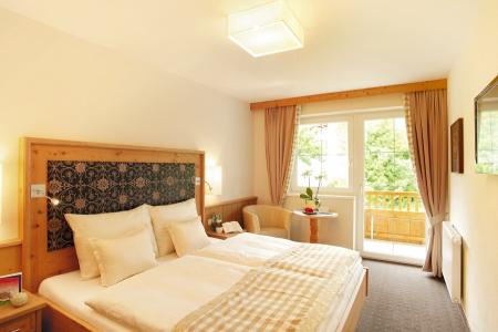 Schönes Schlafzimmer im Tiroler Stil Schlafzimmer Ferienwohnung Granat