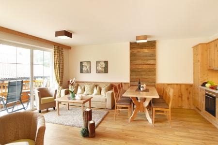 Komfortable Ferienwohnung im Tiroler Stil am Achensee Komfortabler Wohnraum mit Küche in Ferienwohnung Pertisau am Achensee