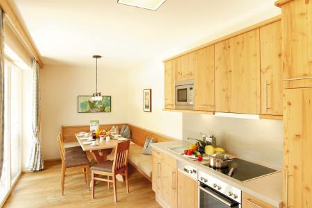 Frühstücken in schöner Küche mit Eßecke im Tiroler Stil Küchenbereich Ferienwohnung Saphir